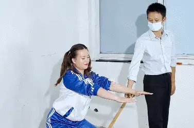 【樱束原创】《老师的体罚》贝贝调皮不听话被老师单独叫过来让她好好的长长教训！深蹲！蹲马步！蛙跳！做操！走绳！挨个体验一遍！接受惩罚的时候居然还敢偷懒耍赖！接近一小时的重度惩罚 樱束推出包月尊贵VIP，加入立即获得60部影片，并且每日新片同步更新免费看，感谢您的赞助，季度会员更有9折优惠，详情请咨询客服<br>剧情简介：贝贝调皮不听话被老师单独叫过来让她好好的长长教训！深蹲！蹲马步！蛙跳！走绳！挨个体验一遍！接受惩罚的时候居然还敢偷懒！看老师如何狠狠的抽打她！罚到脚直打抖！偷懒就被戒尺打手打屁屁！手还被后手绑起，再绑上股绳，棒棒固定！蛙跳跳不动了居然躺地上耍赖！老师将她拉起来逼迫她走绳！她即觉得难受又觉得舒服，不停的扭动着身体，不停的发出性感的呻吟声······<br><br>樱束服务内容：私人订制剧情 专属剧情订拍 现实约拍  全国飞业务  统一解压密码：ysyc6672或qq2156176672<br>樱束联系方式：QQ2156176672     VIP专属客服微信号：yingshu-you（VIP专属客服微信，终年无休）<br><br><br><br><br>视频格式：MP4<br>分辨率：1080P<br>时长：44分钟<br>大小：1.8G