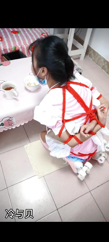 【冷与贝065】定拍，轮滑女孩的一天，拘束捆绑状态下起床做饭吃饭挑战。 下载后解压，解压密码leng解压后改后缀为.mp4<br>冷酱戴着连体镣铐，脚铐，穿轮滑鞋盖着被子睡觉，然后闹铃响了，她知道该起床了，艰难的掀开被子，关掉闹铃，冷酱来到镜子前，选择了一套女仆装去厕所换人(没有换衣服镜头)，换完后冷酱换上木枷，五花大绑，手铐脚铐，去厨房给自己做早餐，做完后拿到客厅，跪着吃完，然后换上jk制服，直臂背铐，拿起来书包去上学了。