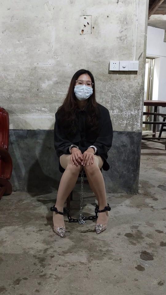 这是一篇介绍 给洋洋安排了一个新的拍摄场地，女犯洋洋给大家详细介绍了她关押的地方，和关押时发生的事<span style='color:#b0b0b0;'>[隐藏文字，购买后可见]</span>