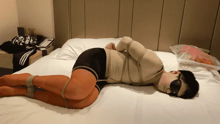绳子 拘束衣拘束体验 最后用红色胶带固定带椅子上 AV棒震动头直接固定在大腿上紧挨着丁丁 电击乳T各种刺激 小M肉眼可见的疯狂缴枪   cd小m穿上了塑身衣 红丝袜 被绳子拘束衣真空床 各种拘束折磨了一下午 （期间一直没有让小M得到释放） 最后用胶带把手脚大腿全部固定死一动也不能动 AV棒子用胶带绑在大腿上 震动头顶着小M的丁丁 乳T上贴着电击贴片 口球堵嘴 眼罩剥夺视力 红色丝袜吧头也套上固定在椅子上 小M在绝望中经历了将近30分钟的高强度榨汁 （因为剪辑原因 视频中榨汁时间大概为4分钟 都是最精彩的的部分 m被弄得死去活来）<br>作者:天津黑魔法师<br>QQ：2946045390<br>接视频定拍；也可以线下现实体验（女士免费）<br>网盘视频是压缩文档类型 解压后吧TXT改成mp4 解压密码heimofashi123<br>