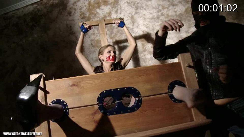 CzechTickledFeet – Gagged Eufrat Get To Know Foot Tickling 美女被绑在地下室，嘴被胶带封住，被另一个美女挠灰丝脚心折磨，美女叫声好听，挣扎好看，喜欢tk的朋友不要错过.<span style='color:#b0b0b0;'>[隐藏文字，购买后可见]</span>