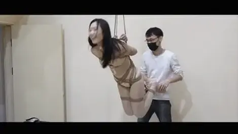 【半岛束艺台】【奎因】YT1282 皇帝的新衣 脑子里突然蹦出这么一个词，好像很符合这身打扮，说它是衣服确实是件衣服，但又似乎没有起到衣服的作用，两只馒头挺起来。<br>解压密码：peninsula2018,修改后缀名mp4，勿在线观看<br><br>半岛束艺台不做精品只做生活，用镜头记录真实绳艺，纯净捆绑，健康游戏！为每一个热爱捆绑的朋友展示最纯粹的绳艺，为每一个顾客用心打造属于您的专属作品。<br>本台主页：https://linzijun.app/@BDTV<br>联系方式：QQ2245148409/微信peninsulastudio/推特Twitter@PeninsulaBound<br>业务咨询秒回，闲聊看心情，色情勿扰。<br><br>