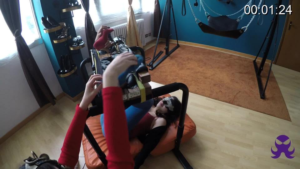 18 YO Trio – Ludovica Soles Up Gang Tickling Just 3 friends, 18 years old, playing tickling together<br><br><span style='color:#b0b0b0;'>[隐藏文字，购买后可见]</span>
