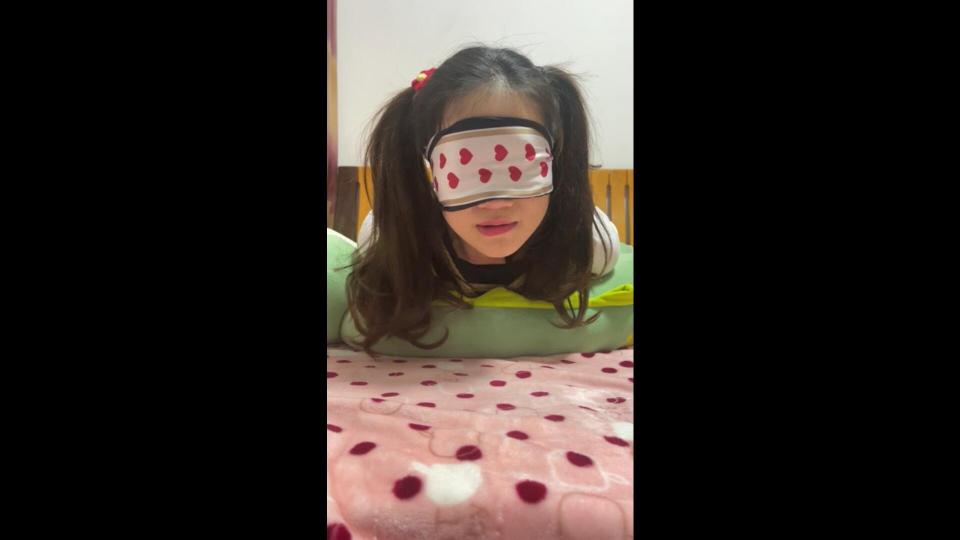 【zhangyan】zhangyan的美女老婆脚穿白袜被驷马绑在床上，日本经典丝巾多重堵嘴（双马尾很可爱） 原创作者：zhangyang<br>qq：561515091<br>zhangyan定拍作品，视频质量很棒，美女挣扎互救也很真实，希望大家多多支持