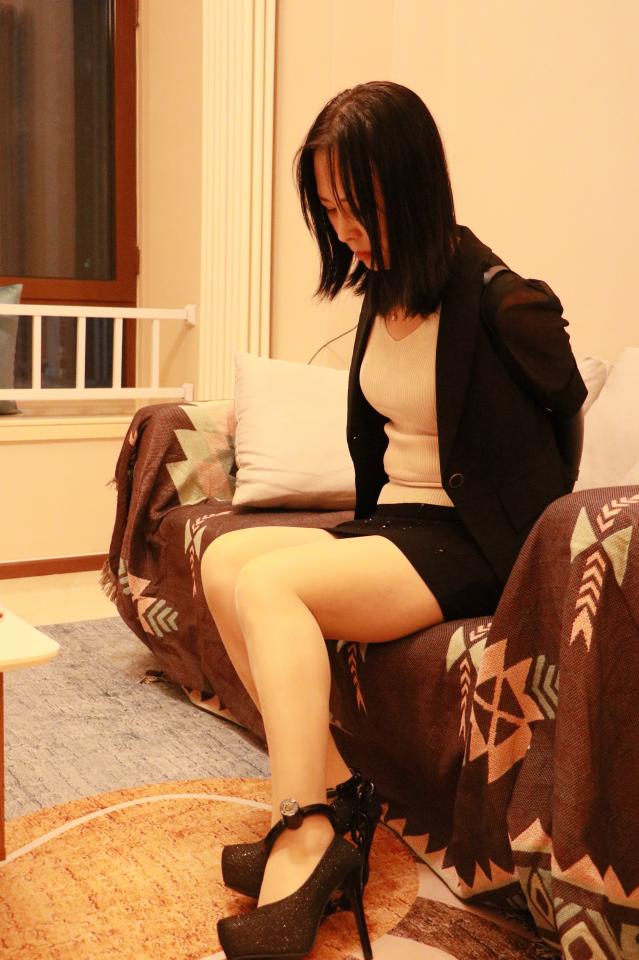 凡凡和卡片之间的恩怨，熟悉的小卡片上线，凡凡抽取卡片选择”解救措施“或者”惩罚措施“，到底是什么让凡凡感到恐怖害怕呢，最后成功还是失败了呢，一探究竟吧……（高清版在网盘） 游戏规则：<br>凡凡需先从两张卡片中选择一张卡片的组合装将自己拘束起来<br>拘束完成后，开始抽取卡片解缚<br>每次先通过掷骰子选卡片确定从”茶几“或者”餐桌“上选卡片<br>然后去对应的位置凭借祖传的运气抽取”解救措施“或者”惩罚措施”<br>抽到的“解救措施”必须在3分钟内完成，超时则失效，也可由工作人员帮忙解缚，但是必须戴上另一件惩罚措施作为交换<br>最后脚镣需要先抽到螺丝刀拧开钥匙孔的金属盖，<br>将脚镣钥匙放进密码盒……<br><span style='color:#b0b0b0;'>[隐藏文字，购买后可见]</span>
