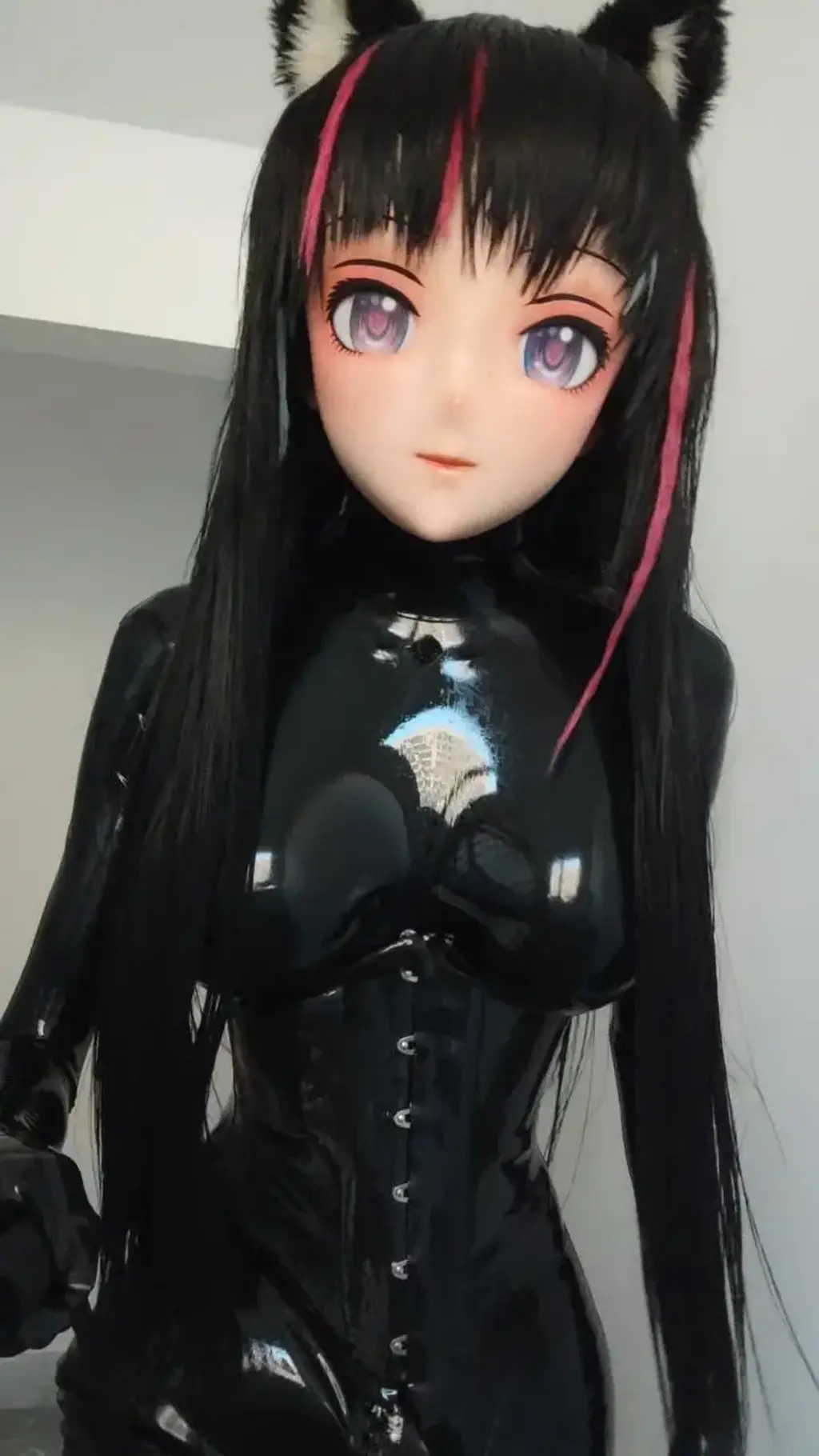 胶衣猫娘kigurumi露出play 这次的话是真的搬过来了，所以拍了一些新的内容，但是呢因为入住时间并没有很久所以我也就不跑太远就近玩玩好了。然后呢我这边因为是高层所以楼梯间不论什么时间我都可以进去玩，而屋里我最好只在自己房间玩，毕竟硅油弄在地板上瓷砖上是很难清理掉的。