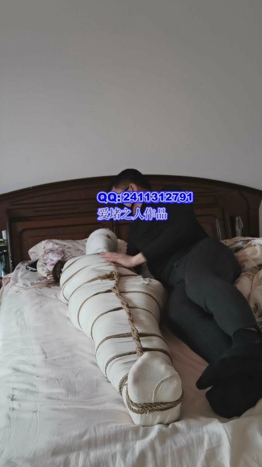  FF木乃伊绷带捆绑包裹秀(高清视频） 迎合木乃伊同好们的爱好，定拍了一部作品，感谢QH大哥的提议。希望大家喜欢，严密的包裹捆堵过程呈现给同好们~！