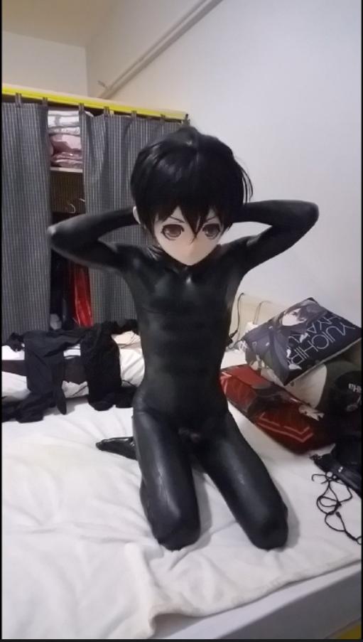 【kigurumi】乳胶啵酱的奇妙口塞 【青冥之淚】好久没穿乳胶衣，本来想尝试一下黑色乳胶衣外面穿件黑色ZENTAI，无奈摩擦力太大，穿了好久（1个小时 ）没穿上去，就放弃了。。只能搞点儿余兴节目~~另外有点儿尴尬的就是，连体的手套太容易坏了。。下次干脆把手套剪了
