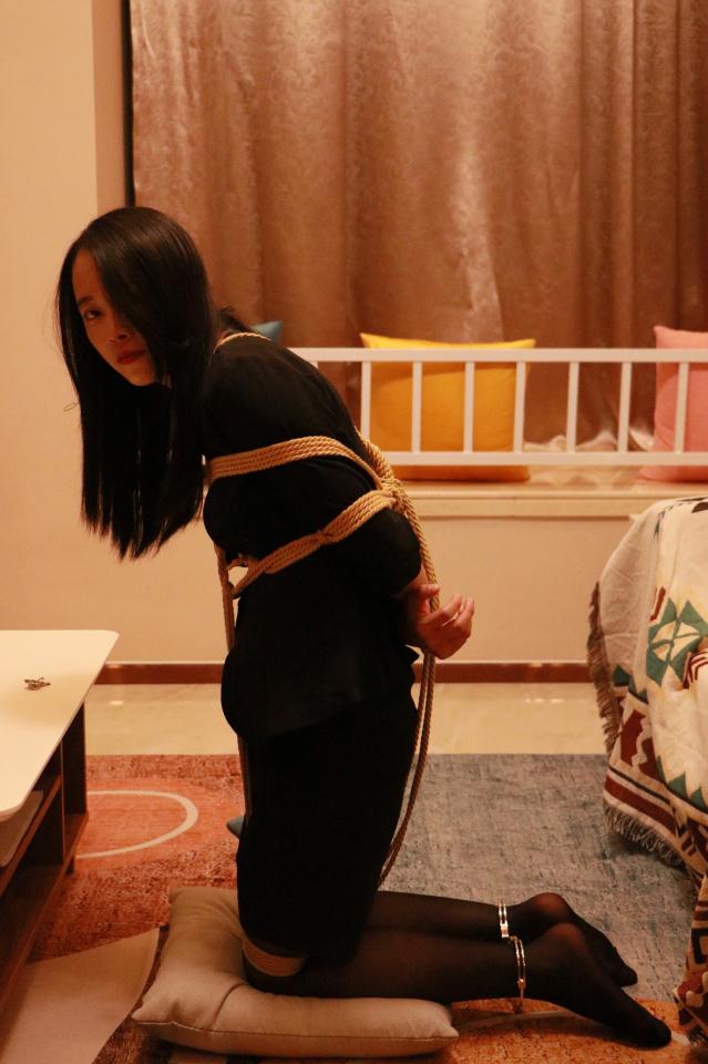 女侦探系列（一），本剧由尔岚饰演女侦探，表演十分精彩，绝对的精品，详细剧情请进入页面查看，高清视频在网盘， 女侦探尔岚受到委托寻找失踪富家千金徐小姐的下落，发现一家绳艺会所的人员形迹可疑，为打入内部进行调查，尔岚报名参加面试。<br>采用视频面试的形式进行，必须用会所寄来的道具，但是尔岚没想到的是寄来的道具上安装了定位和窃听器<br>尔岚按照面试官的要求试戴各种道具并进行展示，面试官美其名曰“道具是用来测验你与这项工作的匹配性”<br>由于尔岚初次接触道具，面试结束后自己无法打开，只能请求会所派人帮忙打开顺便取走面试道具<br>此时会所已经知道了尔岚的真实身份，当工作人员借口上门开锁时，趁尔岚不备将其捂晕<br>尔岚再次醒来时，被捆绑在客厅中，上身紧缚，膝盖紧缚并引出绳子系于腰间，脚踝上锁着一副板铐，戴着口球和眼罩<br>尔岚被完全强制地跪着，无法站立<br>当她试图挣扎时，工作人员回来了<br>对她进行TK逼供，黑丝脚丫无处躲藏<br>最后，工作人员将尔岚绑了个直臂，脚被铐在栏杆上，等待下一位服侍的客人到来<br>但是不认输的尔岚会乖乖就范吗……<br><span style='color:#b0b0b0;'>[隐藏文字，购买后可见]</span>