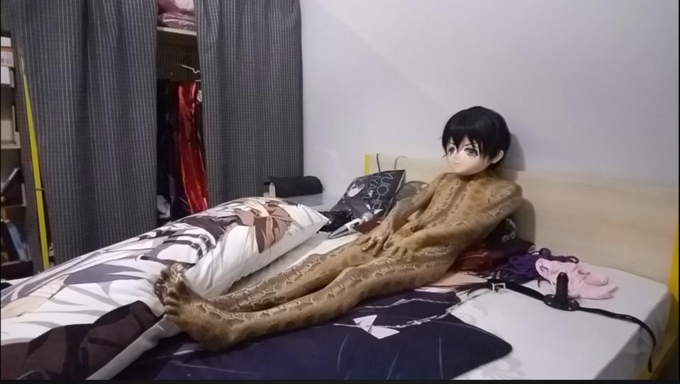 【kigurumi】蛇皮啵酱 【青冥之淚】这次穿的蛇皮ZENTAI是天鹅绒料子，虽然弹性不是特别强，但触感真的是非常好，让人忍不住想摸遍身体的每个部位。不过，一个人也只能自摸了。。