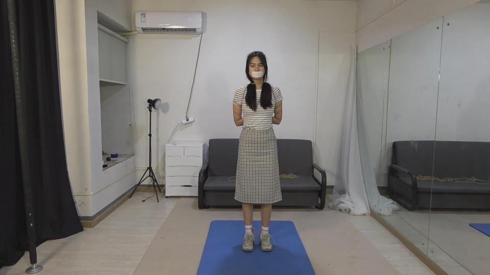苗条的高个子美女荣荣，穿上格子裙，仿佛邻家妹妹一般，清纯乖巧的样子很招人疼。反扭，手铐，脚镣，蒙头，堵嘴，押解，跪缚等，喜欢的看一下。 苗条的高个子美女荣荣，穿上格子裙，仿佛邻家妹妹一般，清纯乖巧的样子很招人疼。反扭，手铐，脚镣，蒙头，堵嘴，押解，跪缚等，喜欢的看一下。