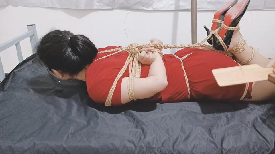  同好约拍作品，这个同好是玩家高手，一棒让骚狗潮喷N次,sp屁股打烂,,.... 解压密码:hdsy<br>骚奴全程无内肉丝,被同好打的屁股尿流,一棒让骚狗GC一次又一次,呻吟喊叫骚水狂喷......<br>想定拍的老铁请加QQ272728243微信SY118156<br><br>