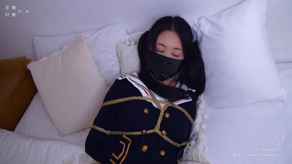 JK+校服绑架危机（上），下载后改后缀，解压密码：qixian 恋物幻者定拍作品，JK肉丝 校服裤里丝两套服装。一个女学生在公寓里双手反绑，双脚并缚，胶布封嘴，被扔在二楼床上；女学生从二楼挪到一楼，妄想用丝足打电话报警，最终沦为劫匪玩物。