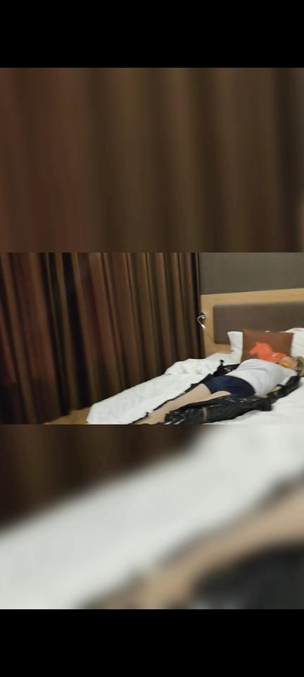 【酱酱喵】胶带全包 这是第一次尝试全包可能不是很规范但是真的很紧把可可 用胶带一点一点包起来放上棒棒让可可自己在床上挣扎蠕动 绷带丝袜口球各种堵嘴真的很过瘾 【酱酱喵】欢迎老板定拍约拍1446956255