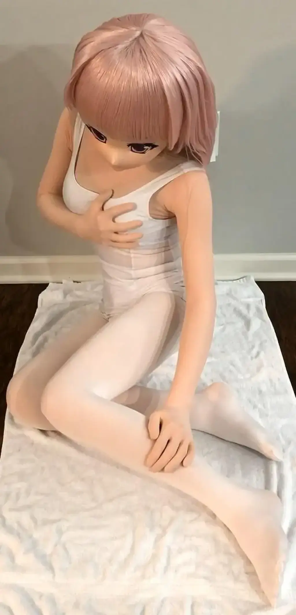 乳胶 Kigurumi 白丝死库水 上次视频之后身体虚了好久，感觉要作为一个合格的乳胶娃娃还需要多加训练才好<br>这次就选择了清凉一点的服装，白色死库水加上白丝，不过在 kig 皮里面还是有好好穿着胶衣的，毕竟是乳胶娃娃不能偷懒呀<br>在胶衣和 kig 皮的双层包裹下，抚摸自己感觉非常兴奋，闷热和汗水时刻提醒自己乳胶娃娃的身份，但因为乳胶才是自己的皮肤，是不应该感受到汗水和热的，要多加练习把这样的感觉转化为[不可描述]才对<br><br>不知道大家还想看什么样的视频，想法、交流、定制可以留言或私信