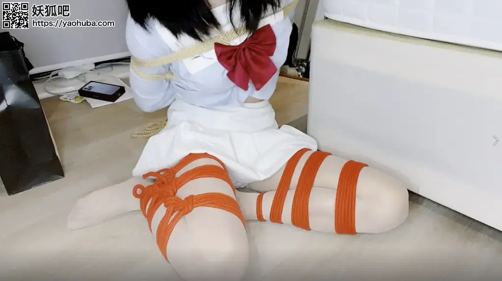 【柯柯原创】JK肉丝日式自缚+折腿+小玩具 xdm这是柯柯第一次发自己的自缚视频，孩子害羞不敢露脸所以视频中露脸的部分都加了贴纸，介意勿买哈！前半段拍了在床上自缚的过程（折腿绑部分没录），好惨不惨绑完了想打开小玩具结果掉下床去啦，给我摔了个七荤八素[哭唧唧]。后半段就是打开小玩具然后在地上挣扎，然后发现我绑的太结实了，基本上挣扎不开...<br><br>出境/视频/制作：柯柯<br><br>注意：1.背景噪音有点大，开着窗户都是外面火车的声音 2.柯柯是一只好看的小伪娘/女装大佬（你们能看出来吗？） 3.内容主要是自缚（我觉得我绑的挺好看的）和挣扎，些许无聊<br>以上三点购前须知，介意勿买！条件有限，看官老爷嘴下留情。