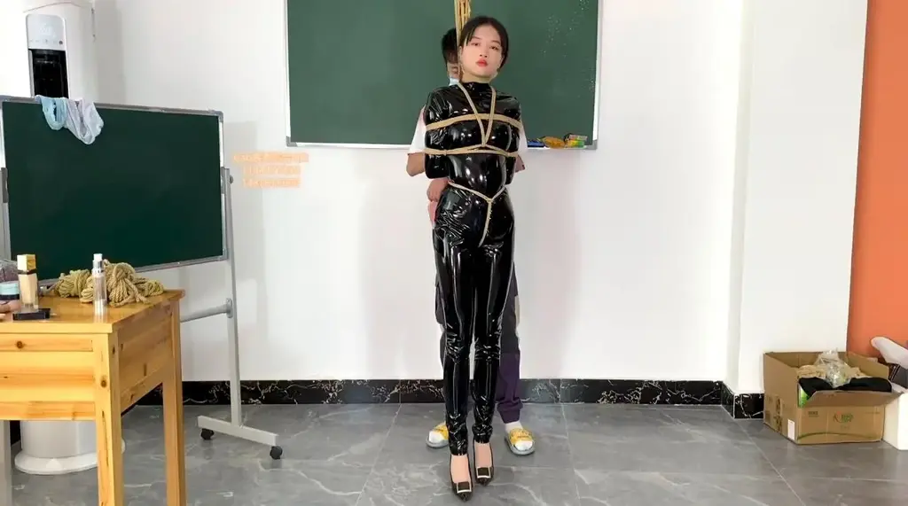 （xiao素素）：A67完整c素素亮皮衣捆绑开口器放置挣扎  真空胶衣换装。 开口器最大化。<br>口水，bangbang<br><br><br>                                                 解压密码：    xss123<br>                                <br><br>                     <br>                                     业务范围：专属订拍           一对一视频网调          全国飞现实体验           <br>                                 联系方式：主1184471384   副1487615606  3147195239  <br>影片时间：33分钟<br>影片大小：1730m<br>售价：19