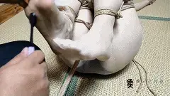 象人定拍-小R- 露脐黑丝，双人TK，大字地缚+折腿挠脚心，（无捆绑过程纯享版） 本作品为定拍作品，原版1小时。我和嗷嗷两个人一起TK。<br>小R真的特别的害怕挠痒痒，也有众筹，欢迎加入或者给出建议。<br>注——————————————————————————————————————————<br>解压密码：xiangren123 文件后缀改为MP4即可正常观看<br>切勿在百度云中直接观看，容易被和谐!!!!!<br>部分用手机解压后看不了的老哥可以加我，<br>我把没改后缀的版本发给您。不用举报。<br>坐标郑州，线上定拍，线下约绳，体验授课。<br>wx：512848217.（注明来意）