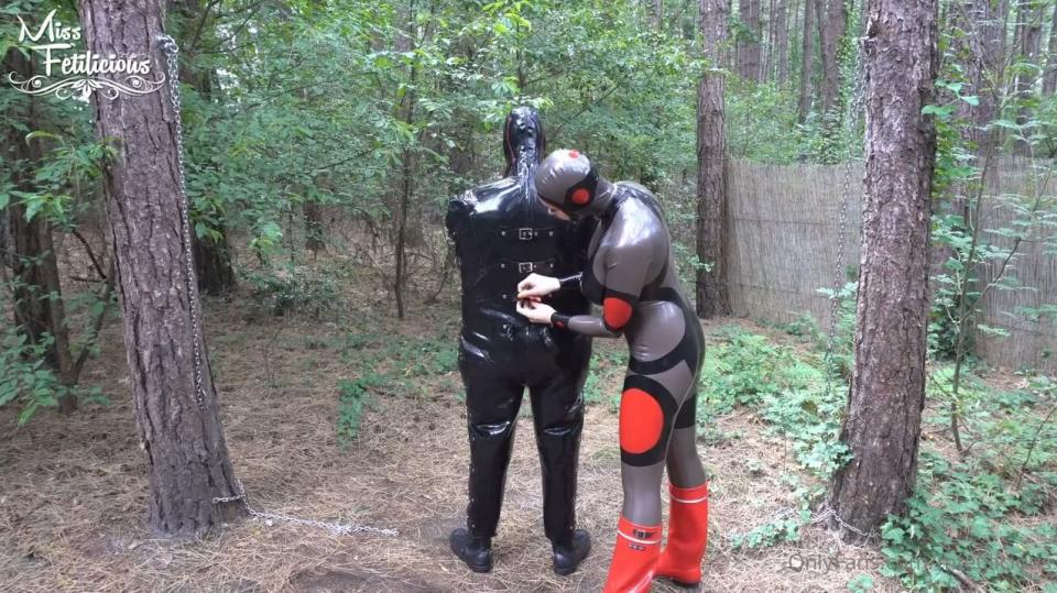 Onlyfans-mfetilicious 森林中的重胶 pt.1 - Heavy rubber in the forest pt.1<br><br><span style='color:#b0b0b0;'>[隐藏文字，购买后可见]</span>