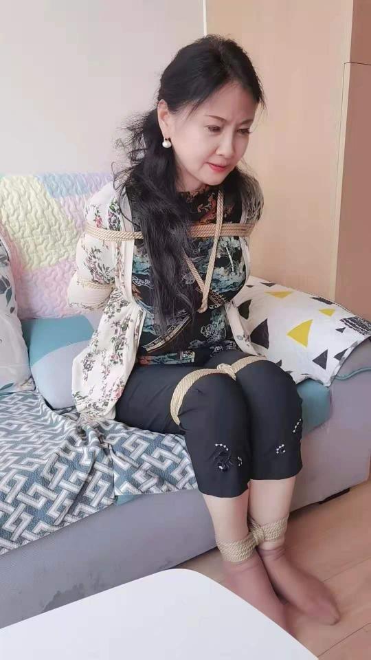 代发定拍作品，母女家中劫难，劫匪伪装成物业将年近六旬的母亲捆绑，女儿回家后在解救母亲时也被抓住捆绑起来，演技精湛， 母亲一个人在客厅悠闲地玩手机<br>此时，劫匪伪装成物业敲门，将母亲堵上口球，捆绑起来<br>母亲趁劫匪上楼翻找物品的时候逃跑，被劫匪发现抓回，重新将双腿也捆绑起来<br>劫匪继续上楼翻找财物<br>此时，女儿回家发现母亲急忙解救，母亲让其快跑<br>但为时已晚，楼上的劫匪听到声音下楼将女儿也堵上口球，捆绑起来<br>劫匪继续上楼寻找财务，但母女二人并未放弃<br>再次逃跑的时候被劫匪发现<br>劫匪未找到财务非常气愤<br>将二人押解上楼，双腿捆绑在一起，戴上眼罩，双手套上短丝袜，然后离去，留下母女二人苦苦挣扎……<br>[H-]解压：qwertyuiop[H-]