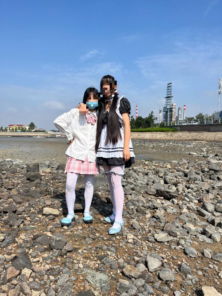 女仆装+jk 双人滩涂玩耍玩泥 常规mud向messy向作品。女仆装妹子是第一次合作，比较活泼。天气逐渐转凉，作品会逐渐停滞一段时间。