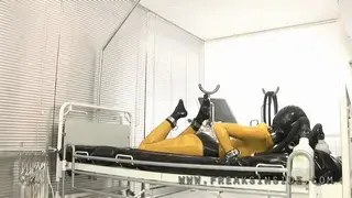 Shinyalin-chrome 乳胶用橡胶呼吸面罩绑在床上。<br>Latex tied to a bed with a rubber breathing mask.<br><span style='color:#b0b0b0;'>[隐藏文字，购买后可见]</span>