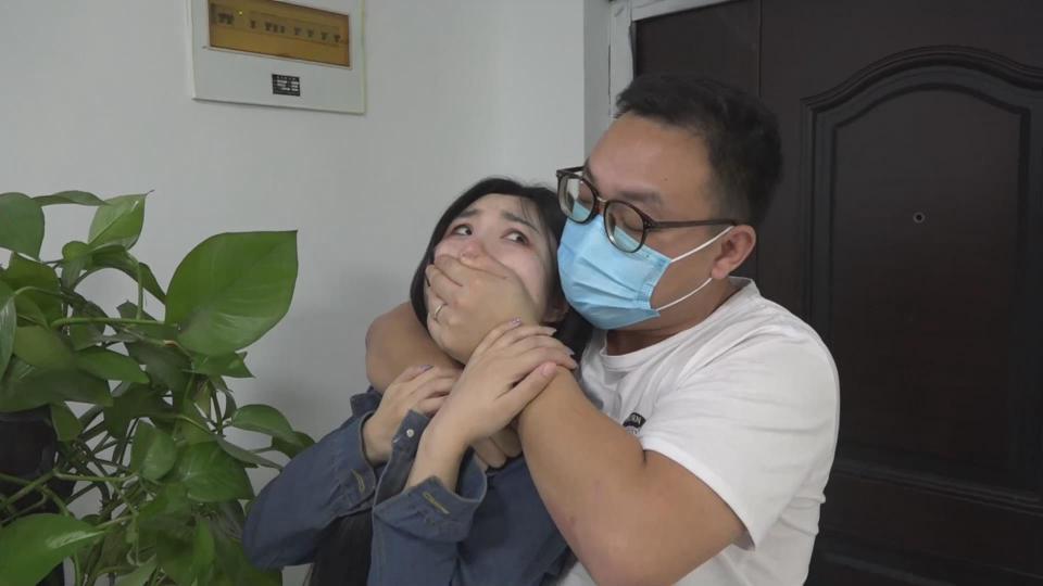 逍遥精拍作品《借贷姐姐坑妹记01》，漂亮小姐姐千万别玩高消费，不然会连累妹妹。        有对姐妹，姐姐大学二年级，妹妹是高中生，刚满18岁。由于姐姐天天打扮的花枝招展到处玩，不得不借了高<br>利贷供她消费，由于债主多次催促不还，放贷的人给了她最后的通告...<br>       再不还钱，小心你身边的人。<br>       一天，妹妹回家时，在打开门的时候，突然被一名带着口罩的男子捂住嘴，箍到怀里，想喊都喊不出来。<br>       口罩男子说道：别叫，进去。<br><br>       说完搂着妹妹进到屋中，并使劲的把妹妹按在沙发上，直接用宽胶带把嘴给封住了，让妹妹的所有声音都变成<br>了呜呜呜...接着用胶带捆绑起来。手腕、小腿、大腿，为了防止妹妹剧烈挣扎，在妹妹的胸部连着背过去的手臂也<br>狠狠的捆了几道，胸部的紧缚是妹妹的身材进一步凸显。最后把眼睛也蒙上了。<br>       妹妹哪见过这种阵势，被吓得不行，呜呜呜的叫着...好像在询问口罩男人这是为什么...<br>       口罩男人捆绑之后，仔细的打量着妹妹...高挑的身材...，散发着青春少女的活力..狠的咽了一下口水。<br>       口罩男人说:“我知道你是谁，你姐姐欠了我钱，我找不到她，只能麻烦你帮我把她找回来了，我不会伤害你，<br>你别叫，我把胶带给你解开”<br><br>       说着男人撕开了嘴上胶带，眼睛上的没动，妹妹平复了一下情绪，说道：你要干什么，对我姐姐做什么，休想！<br>       口罩男人笑着说，没事，我用你手机给她打电话，不怕她不来。<br><br>       ”卑鄙！，你真是混蛋，放开我”妹妹说道，口罩男人用袜子塞住了妹妹的嘴，袜子不大，但是正好塞住了口<br>腔，不至于很鼓，又用胶带封了起来。<br><br>       口罩男拿起妹妹的手机给姐姐打了电话。<br>       接通之后说道：小姐姐，你欠我的钱该说道说道了，我在你家等你，给你听个声音。<br>       说完让妹妹说话，妹妹被胶带封着嘴，呜呜呜的喊了两声，就又被口罩男用手捂住了嘴巴说：赶紧过来吧，不<br>然你妹妹我不敢保证了。说完挂断了电话。<br><br>       口罩男挂了电话看着被绑的妹妹，邪恶的笑了起来，把妹妹抱在怀里，用手捂住嘴和鼻子，限制妹妹的呼吸。<br>不能呼吸的妹妹，呜呜呜的使劲挣扎的，腿也在剧烈的挣扎，但是脱逃不出口罩男的怀里，口罩男调戏的看着妹妹。<br>说着：你不是挺牛的么，牛啊，牛啊！哈哈哈。<br>       妹妹剧烈的挣扎，使劲的想挣开口罩男的怀里，也希望能够绳子松动。<br>       口罩男看差不多了，松开手，妹妹猛的用鼻子使劲呼吸，剧烈的呼吸，使妹妹的胸部剧烈起伏起来，让口罩男<br>觉得妹妹真是个漂亮胚子。想好好戏弄她一下，口罩男就脱了妹妹的鞋开始挠脚心。<br><br>       这时候门被敲响了，口罩男感觉是姐姐到了，起身去开门，妹妹大声呜呜的喊叫，企图提醒姐姐，被口罩男恶<br>狠狠的警告了：别多事，要不没你好下场！<br><br>       口罩男打开门，看到就是打扮的花枝招展的姐姐，一把就把姐姐拉进屋，关上门，捂住嘴。压到沙发，拿起绳<br>子就捆起来，妹妹听到姐姐来了，呜呜的叫喊。姐姐不由道：你这是干什么！！<br>       口罩男说道：小姐姐，请见谅，你总是不露面，这回可不能让你跑了。<br><br>       于是对着姐姐五花大绑起来，大腿、小腿、手腕、胸部、包括[不可描述]被勒了几道，姐姐不舒服的挣扎了下。<br><br>       口罩男从包里拿了个毛巾，要塞到了姐姐的嘴里。姐姐特别不愿意，左扭又扭，口罩男捂住姐姐的鼻子，姐姐<br>被迫张嘴呼吸，就这个空档，被口罩男用毛巾塞住了嘴。<br><br>       姐姐呜呜呜的叫了起来，妹妹看到姐姐受欺负，也呜呜的叫起来。<br><br>       口罩男看着姐妹花这福画面，邪恶的笑了起来，不由得拿起手机拍起了照片，姐姐和妹妹一看都害怕了。<br><br>       正在口罩男拍的开心的时候，他的手机响了，口罩男很不高兴的去里屋接电话了。<br>     （待续）<br><br>      首选下载：视频库【支持直接在线观看，在视频下方直接按清晰度下载，画质和微云下载一样，永不失效，非常推荐】<br><br>      备选下载：已经放弃百云改用微云链接，画质和视频库相同，只作为备份使用，并不推荐，解压码：1119