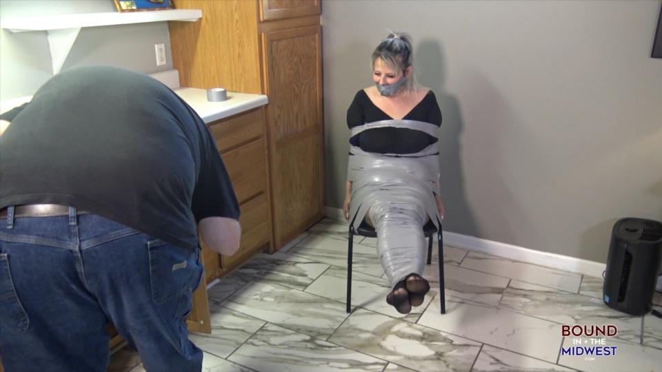Lolly Gagg Wants To Be Taped Up Lolly called me over she wanted to be tied up and she had a lot of tape. <br><span style='color:#b0b0b0;'>[隐藏文字，购买后可见]</span>