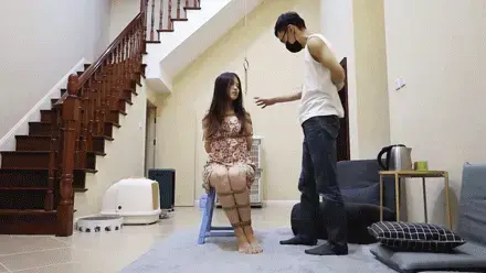 【半岛束艺台】【佐伊】YT1311 据说白羊座的女孩都会瞬移 据说佐伊是嘉米尔一族，传承了白羊座会瞬移的特殊能力，台长不信这个邪，将其绑在家里准备一试，结果真的无论如何都碰不到她，在屋里来回瞬移，把台长刷的团团转，甚至还瞬移到了厨子里。强攻、偷袭、使诈皆不成，台长只好放弃，得意洋洋的她却发现了一个问题：虽然他抓不到我，但我怎么才能解开绳子呢？<br>解压密码：peninsula2018,修改后缀名mp4，勿在线观看<br><br>半岛束艺台不做精品只做生活，用镜头记录真实绳艺，纯净捆绑，健康游戏！为每一个热爱捆绑的朋友展示最纯粹的绳艺，为每一个顾客用心打造属于您的专属作品。<br>本台主页：https://linzijun.app/@BDTV<br>联系方式：QQ2245148409/微信peninsulastudio/推特Twitter@PeninsulaBound<br>业务咨询秒回，闲聊看心情，色情勿扰。<br>