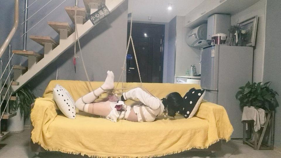 自缚，jk驷马直臂吊缚 前段时间生病了，一直没更新，现在新视频来啦！不过这期大家看看就好了不推荐学习，因为太危险了，很容易翻车的，开局萌熊都直接备了剪刀（然后放远了，根本够不到），然后还是陷入了即将翻车的处境，驷马越来越近，手也被死死的固定着，根本没法动弹，如果不是因为萌熊肩膀跟身体比较灵活，这次就真的要等保洁阿姨了，呜呜呜，话不多说大家看简介图就了解了！视频最后萌熊把这次自缚教程用文字打出来了，大家记得留意哦（如果有小伙伴购买过和谐的视频，都可以私信让我给你补发的）<span style='color:#b0b0b0;'>[隐藏文字，购买后可见]</span>