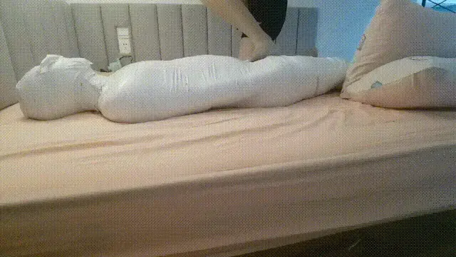 气味系胶带木乃伊加真空袋束缚 黑旗袍加灰丝强制gc榨j 今天是白色胶带木乃伊加真空袋，今天我家女王大人再次用胶带把我紧紧捆在了床上。今天捆的格外的紧，只能微微的挣扎，完全使不出力气连扭动都很困难，女王大人穿的她上班穿了很久的丝袜，每天捂在靴子里气味那叫一个浓郁。对进行气味调教，让我狂闻女王的臭丝袜并进行[不可描述]。之后又绑上zdb开始强榨，由于很久没调教我了，女王觉得不过瘾，又把真空袋拿了出来，将我封在真空袋里，感受空气一点点被抽干，慢慢的[不可描述]。<br>感谢大家的支持和催更，工作原因很久没更实在抱歉，如果喜欢我们的视频可以加我q1716273314来交流或者定拍，谢谢大家。<br>因为我们是情侣，所以不做线下约玩，也不出售任何原味，感谢大家理解