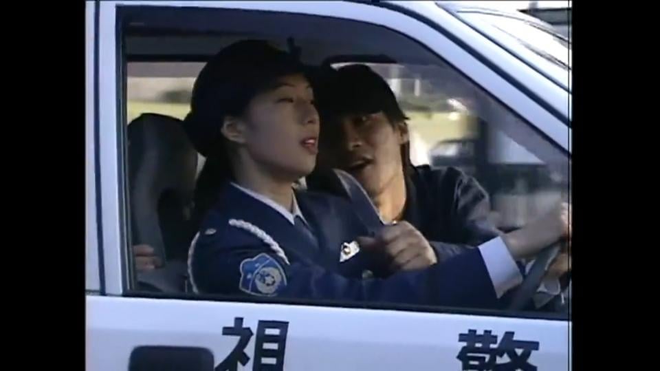 制服狩り 進藤七枝 女巡警困境 该片由日本的高颜美女進藤七枝主演，两位女巡警遇到歹徒，一人被夺下车并被裹挟到空荡的工厂里，被制服捆绑的事件，被手铐捆绑后备受屈辱，但是又无计可施，制服狩系列是难得的1990年代上映的日本制服绑缚片的佳作。已删除违规内容，本片只留下進藤七枝最美部分的纯绑缚欣赏。<span style='color:#b0b0b0;'>[隐藏文字，购买后可见]</span> 
