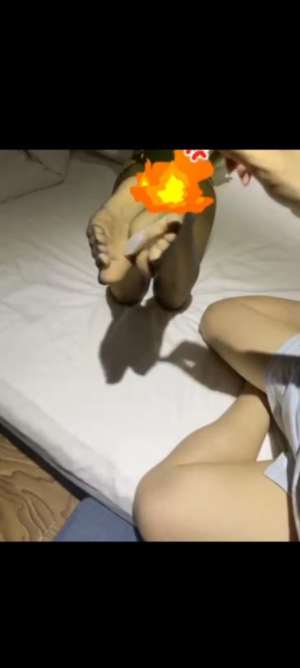 《杰克苏原创作品》两个捆绑互相挠脚心~ 《杰克苏工作室作品》两个小姐姐挠脚心，包含了刷子，牙刷，因为不太喜欢全身捆绑，就只是捆绑脚和腿而已<br>看过我之前作品的兄弟们。如有想定制的话，请加我联系方式定制哟！