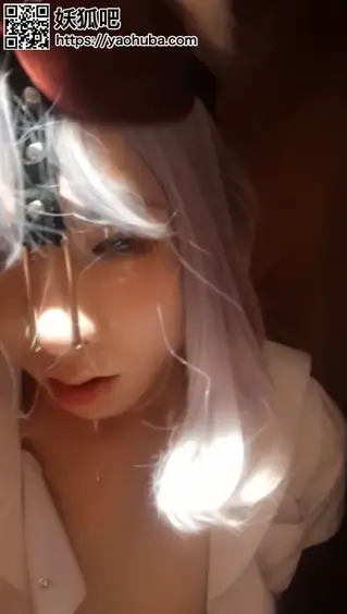 【小樱】小伪娘约调实录，被捆绑放置在衣柜中 伪娘小樱与主人的约调实录，因为对主人出言不逊见面就被惩罚，后面插着**棒，脚蹬16cm高跟鞋，上半身捆绑并连着脖子一起吊在衣架上，然后主人就去洗澡了，洗完澡将后面换上了肛栓，和鞋跟绑在一起，大小腿折叠捆绑，上半身继续吊在衣架上，戴上鼻钩和眼罩接受调教，因为放置时间太长腿已经开始无力发抖<br>主要是调教，没想着拍视频所以拍的比较短，于是就当等于发福利了，请多多关照我的原创视频，有什么好想法也可以和我交流<br>推特：表@sakurahosui 里@sakuradaraku