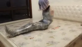【小樱】保鲜膜木乃伊全包挣扎 简单的玩了一下保鲜膜全包挣扎，时间短所以当福利送，请多多关照我的原创视频，有什么好想法也可以和我交流<br>推特：表@sakurahosui 里@sakuradaraku