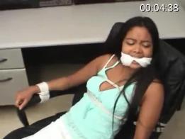黑丝白女将白丝黑女捆绑在办公室(中) 穿着黑色丝袜的白女，把穿着白色丝袜的黑女，绑在办公室里，进行调教折磨