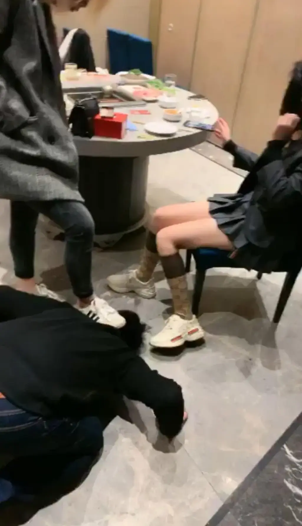 【维依y】 海底捞吃火锅当着服务员的面调教男奴 圣水洗脸舔脚 原创： 维依y 海底捞吃火锅当着服务员的面调教男奴 圣水洗脸舔脚<br>36分53秒 <br><span style='color:#b0b0b0;'>[隐藏文字，购买后可见]</span>