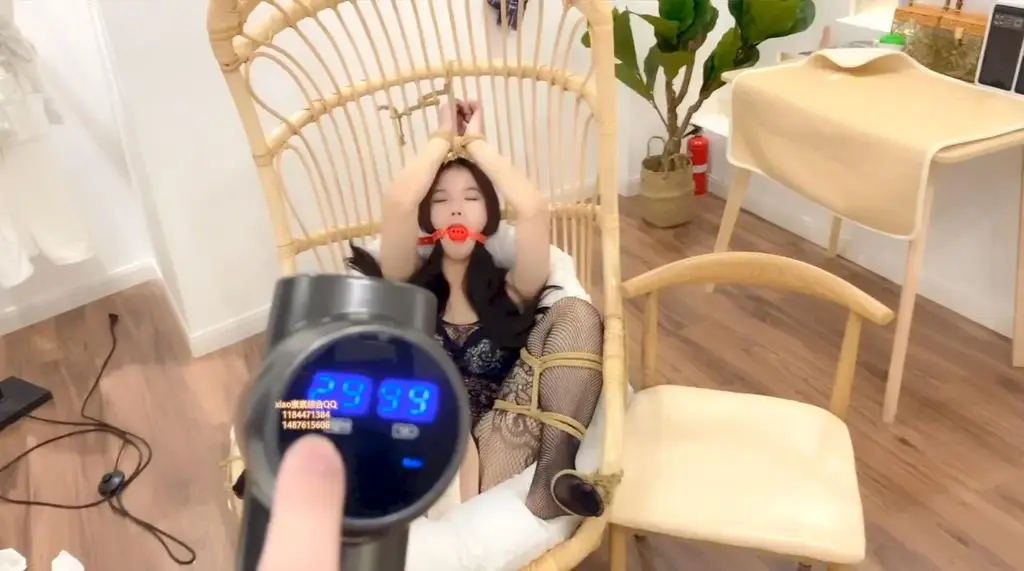 （xiao素素）：a70素素性感女仆装的日常tj，潮chui。gc      大佬的定制片， 此片要求比较高， 捆绑要严厉，挣扎要真实，gc要shijin<br>口球要带紧～ 并且驷马都要连着头部， 日式连着马型口球。  五花要入肉，连着头发<br>Ps要见红。。。。。。。<br>                                     大佬就是大佬，只要能完成，价格不是问题。<br>                       所以这部作品就出现了！<br><br><br>                                                 解压密码：    xss123<br>                                <br><br><br>                     <br>                                     业务范围：专属订拍           一对一视频网调          全国飞现实体验           <br>                                 联系方式：主1184471384   副1487615606  3147195239  <br>影片时间：50分钟<br>影片大小：2450m<br>售价：43