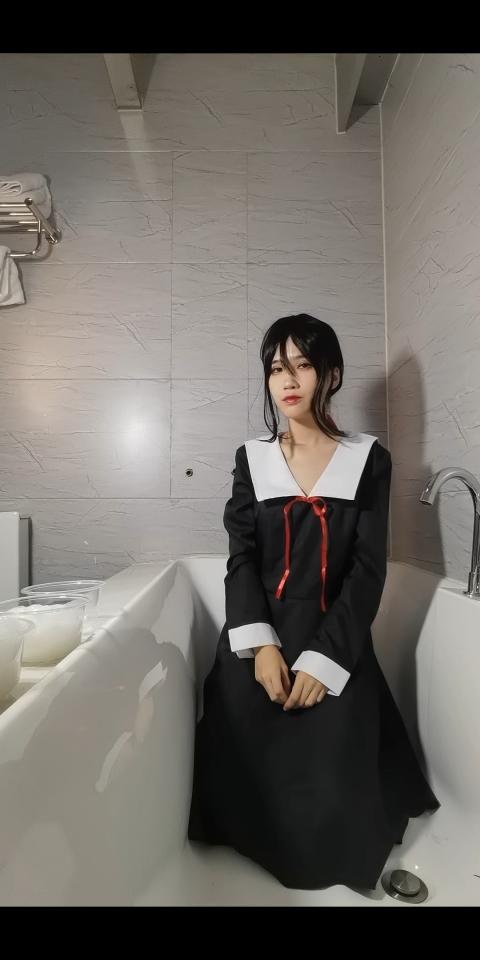 四宫辉夜糯米胶 如题，辉夜大小姐玩糯米胶，最后身上都沾满了白色的液体。ps：袜子是白丝，视频已进行过横屏优化。