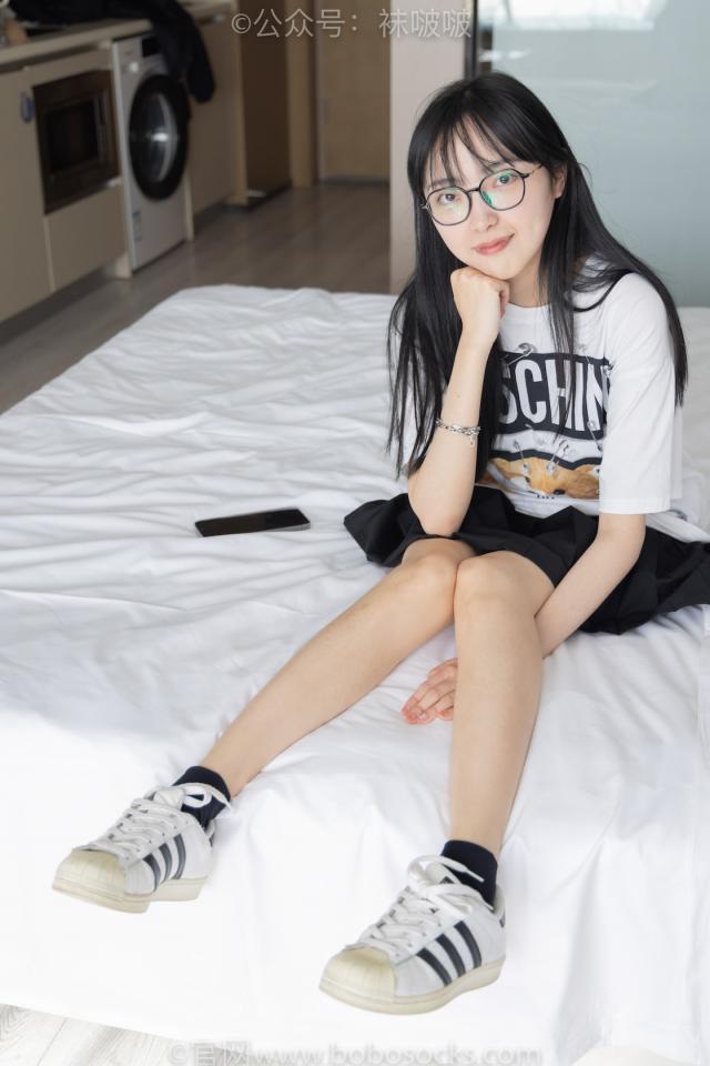 袜啵啵：第033期：稚予-贝壳头、天鹅绒黑袜、天鹅绒白袜 袜啵啵：第033期：稚予-贝壳头、天鹅绒黑袜、天鹅绒白袜<br>美女着黑白丝袜展示美足<br>购买链接：<span style='color:#b0b0b0;'>[隐藏文字，购买后可见]</span>