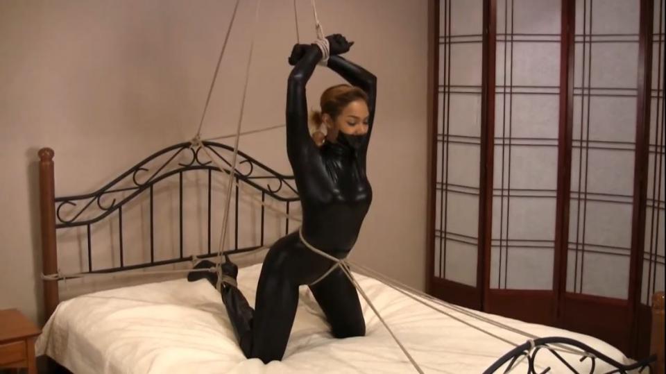 Josephine Marloe BTS (2)  Josephine Marloe BTS (2) (HD). Josephine is suspended and crotch roped in a sexy spandex catsuit and gagged. <span style='color:#b0b0b0;'>[隐藏文字，购买后可见]</span>