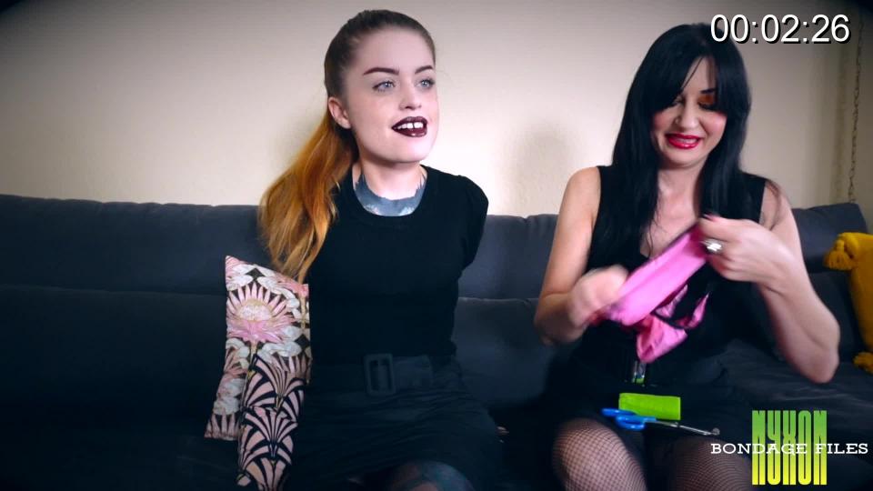 Jasper Reed Live Stream Gone Wrong Jasper Reed is an arrogant Domme who is holding a live stream event on Twitch for her subs. Beforehand, she ran a fan poll of what Dominatrix techniques she would be teaching them on her stream. Howeverm to her surprise, someone hacked her Twitter & changed the poll to what kind of bondage they would like to see her in. She begins the live stream with her assistant (Nyxon) off screen without having checked the poll & get humiliated & angry when Nyxon follows through with the results, leaving her bound & gagged three different ways on camera.<br><br><span style='color:#b0b0b0;'>[隐藏文字，购买后可见]</span>
