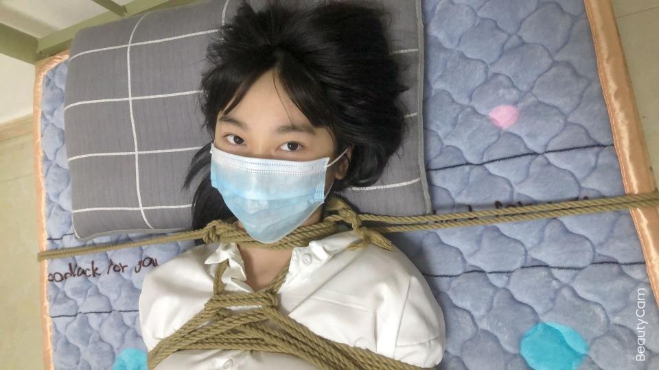 【新月原创】【红豆】制服女孩第一次被抚摸 原味堵嘴 挠痒放置 驷马 床上固定捆绑欺负到真的生气骂人 【新月工作室】定拍交流QQ：1003187439 原味找她：3104988182！本工作室正式启动会员优惠折扣方案，请有兴趣的同好加Q：3104988182详询<br>所有图片都是GIF小动画<br>同好定拍，感谢授权我发布。今天的豆子是个大学生，不过却是个一直被各种折磨的可怜大学生，绑在椅子上，被抚摸，被强行欺负。好不容易以为完事了，却又被驷马起来，继续欺负，高跟鞋都脱了，摸脸，摸胸，抚摸她。<br>最后她疲惫不堪，还以为我要放人了，可是又被拉去直接拉到床上，直直的绑在床中间固定好，原味堵嘴，照样欺负她，最后还把她丢着不管。她又累又难受，我都不放开她，最后她是真的生气了，用力吼我，骂我要和我绝交……<br>哈哈，第一次看到斯斯文文的豆子那种要打死我的眼神，还有真的生气的样子，真的好可爱啊~