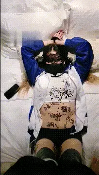 【维妮】绿妻系列-虐母狗 【维妮】<span style='color:#b0b0b0;'>[隐藏文字，购买后可见]</span><br><br><br><br>无过多的剧情，<br>萝莉小女M扎着双马尾真可爱呀 舔脚 模仿口活 驮着主人 字体羞辱<br>滴蜡 看着过程好刺激<br><br><br>点击查看更多精品影片<br><br>