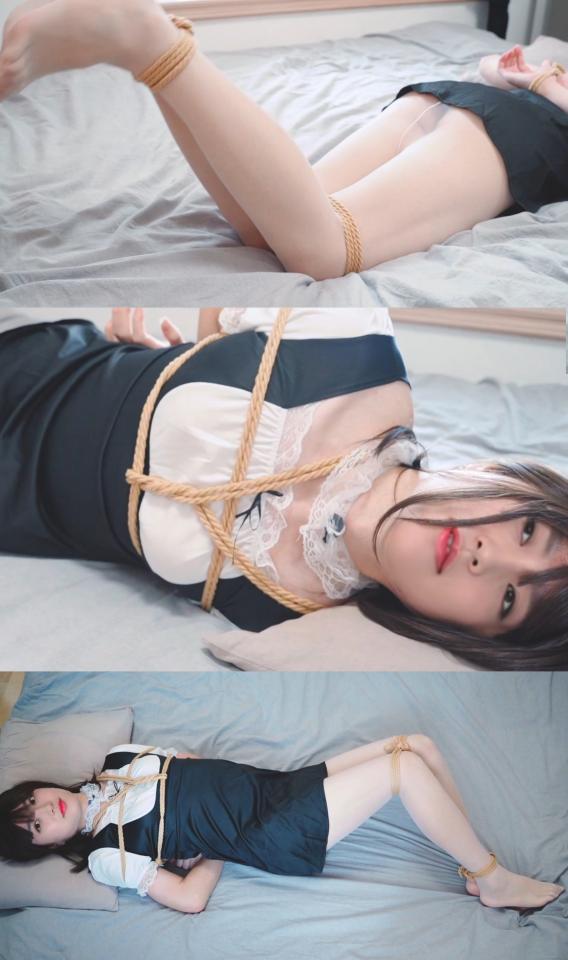 女仆蕾丝连衣裙白丝自缚 An adult maid-roleplay self-bondage scene featuring a lace dress and white stockings.