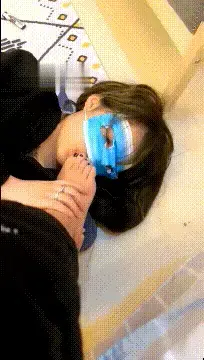 【安蔓】原味大作-素人开发扛把子-舔脏鞋脏袜 作者【安蔓】<span style='color:#b0b0b0;'>[隐藏文字，购买后可见]</span><br><br><br><br>内容：安蔓是圈里比较出名的女M了，专门开发自己的同学，去舔她们的脏鞋脏袜，让她们羞辱。这次叫来素人小姐姐，她的鞋子穿几年了，一直没洗，这次用舌头帮她一点点清理干净，船袜也是很浓郁的汗味，命令塞嘴里咀嚼，舔裸足的时候简直要吐，太味了，骑马羞辱，喂食口水，最后帮她把船袜穿好。<br><br><br>点击查看更多精品影片<br><br>
