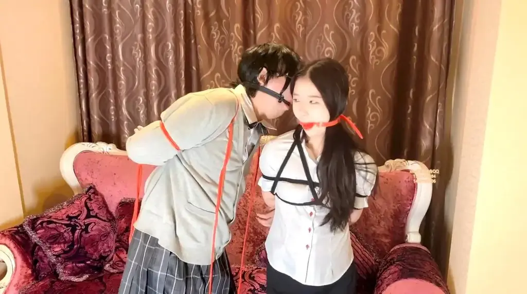 （xiao素素）：A76完整c素素与小伪娘（小魏）等百合游戏.          素素首次   素颜出镜   纯纯的样子 似乎比化妆更棒<br>     <br>   北方的 一个同好定制的作品～ ta 是一个执着的 小伪娘！ 人很好很可爱<br>为了这次的行程，驱车前往来回3800公里去庆阳，所以 有庆阳的同好可以联系我们的<br>（小魏同学）   此次行程很开心，也慢慢的走出 之前的阴影！ 渐渐的，之前的人和错误的朋友<br>慢慢的不复存在，新的起点也将 慢慢的，开始 萌芽着～～～～ <br><br><br>        有喜欢我们的希望多多支持， 谢谢一些包容着的也感谢一直喜欢着的 <br>                     慢慢的，希望圈子会更好～<br>                                                 解压密码：    xss123<br>                                <br><br><br>                     <br>                                     业务范围：专属订拍           一对一视频网调          全国飞现实体验           <br>                                 联系方式：主1184471384   副1487615606  3147195239  <br>影片时间：48分钟<br>影片大小：2250m<br>售价：16