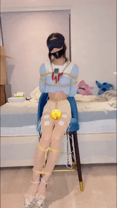 【柯柯原创】椅子上的JK、电动小玩具+电击片 【写在前面】视频有曝光过度的小问题，便宜卖给大伙儿！网盘请把文件后缀改为.zip再下载解压，请不要在线解压！<br><br>【简介】柯柯在和大伙儿交流之后发现这件JK莫名的受欢迎，所以就想着拍这个视频出来。视频内容有两部分，前半部分是并腿绑在椅子上挣扎，后半部分是开腿绑在椅子上挣扎。整个过程都有电动小玩具和开到8档的电击片陪伴，真是让柯柯不再寂寞呢（哭唧唧）。穿了肉丝和Lolita风的高跟鞋，拍摄角度问题显得腿有些粗壮，希望大伙儿别在意。<br><br>出镜/视频/制作：柯柯<br><br>【柯柯说】柯柯总是调整不好拍照角度，对不起大家。拍这个视频上半身绑的太紧了，电击片也开的太大了，整个腿都被电麻了...柯柯解开的时候手臂已经几乎没知觉了，左手手指完全动不了...还好察觉到不然这次要出大事。<br><br>【后言】柯柯最近接不了定拍啦，私事比较多，正常聊天可以加QQ：1398324145。<br><br>【声明】条件有限，看官老爷嘴下留情。爱你们！<br>