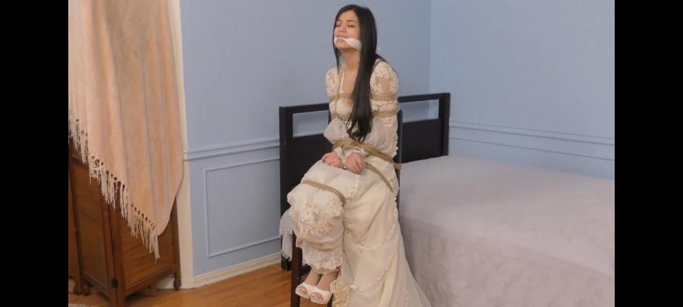 Bride-Napped! – Part Three Savannah Sixx Bride Bondage<br>随着这个幻想的继续，蒙面入侵者终于在活动大厅最后面的房间里找到了准新娘 Savannah Sixx。黑发美女第一次见到他时被吓了一跳，但她立即（并且错误地）相信他是其中一家公司的员工，这些公司在婚礼前抓住新娘并带她们去参加一个盛大的派对。思维敏捷的暴徒没有纠正她，他利用她在不知情的情况下的合作为自己谋利。当他告诉她她必须被捆绑和劈开（显示在屏幕上）时，她一起玩，然后他把她带到他的藏身之处。在他的藏身之处，毫无戒心的萨凡娜仍然穿着她的礼服，被牢牢地绑在凳子上。她很高兴地为她狡猾的绑架者制作了她认为是伪造的赎金视频，然后他对无辜的人质进行了劈腿，她为参加派对的人进行了一场痛苦的表演。Savannah 独自一人，但当她被捆绑和堵嘴这么久时，她开始怀疑有什么不对劲。蒙面恶棍最终返回并向他华丽的囚犯揭示了诡计。萨凡纳然后真正地与她的束缚作斗争，但她知道她完全受他的摆布！<br><span style='color:#b0b0b0;'>[隐藏文字，购买后可见]</span>