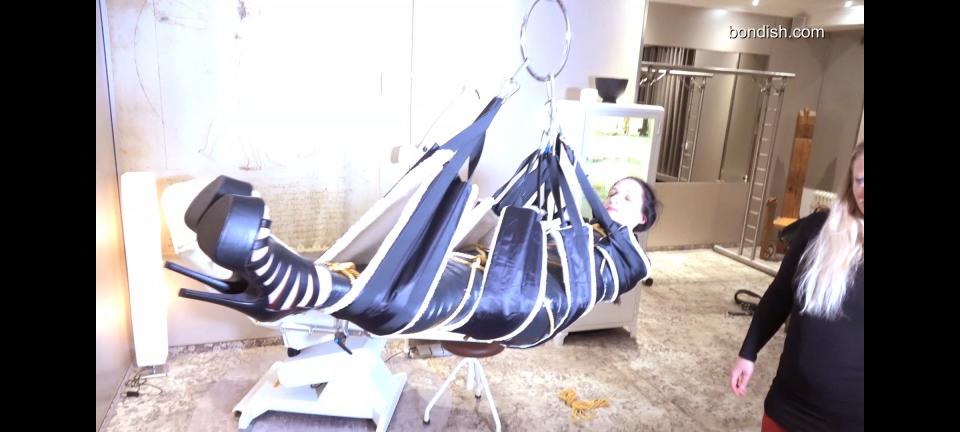 Paula and Lia – Suspension bondage session with clingfilm, tape &amp; ropes bondish.com<br>宝拉很喜欢它……真的很紧！因此，Lia 提出了一个挑战：用缓慢增加的束缚层固定住连裤袜包裹的 Paula，以便她能够尽可能长时间地享受操作过程。因此，Lia 开始使用保鲜膜。她加了两层胶带，并用绳索固定整个包裹。在那之后，宝拉被“抬高”到一个严格但舒适的位置......<span style='color:#b0b0b0;'>[隐藏文字，购买后可见]</span>